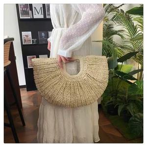 <span class=keywords><strong>Sac</strong></span> de plage polyvalent en paille tressé fait main, forme demi-lune, avec deux poignées ouvertes, idéal pour les vacances - Product Image 3