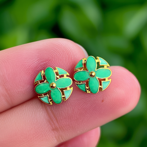 Boucles d'oreilles à clip tendance en acier inoxydable 316L avec placage or PVD et motif floral en émail vert - Product Image 3
