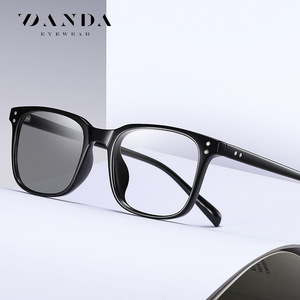 แว่นตาเปลี่ยนสีอัตโนมัติ Vanda เลนส์ใส Cr-39 กรอบเต็มขอบ ใช้ได้ทั้งชายและหญิง ใช้ได้ทั้งในร่มและกลางแจ้ง - Product Image 2
