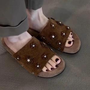 En stock – Sandales confortables pour femmes, style rétro chic, avec fleurs en strass et semelle en daim, effet nuage - Product Image 3