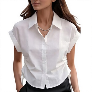 Blusa casual corta blanca para mujer con solapa, manga casquillo, cordón lateral y cintura fruncida - Product Image 1