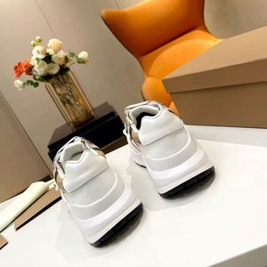 รองเท้าเดินหนังแท้คุณภาพสูงสำหรับผู้ชายและผู้หญิง ขายส่ง ฤดูใบไม้ผลิ/ฤดูใบไม้ร่วง แบรนด์ดีไซเนอร์หรู พื้นยาง - Product Image 5