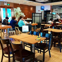 Estación Base Única con Cobertura Estable y Pantalla de Cantidad de Clientes en Espera en Tiempo Real para Sistema de Gestión de Mesas en Restaurantes