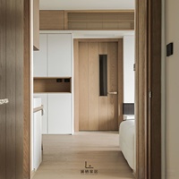 Armoire de couloir moderne minimaliste pliable et extensible en chêne avec niche de présentation ouverte et rangement supérieur, menuiserie sur mesure pour Melbourne