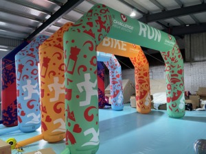 商業用密閉型エア注入式イベントゲート広告用インフレータブル、電動エアポンプ付き強化PVC製、トライアスロン用 - Product Image 6
