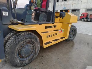 Chariot élévateur à fourche d'occasion 16 tonnes Komatsu, moteur diesel, d'origine japonaise, engin lourd d'occasion, avec accessoire tarière, certifié CE - Product Image 3