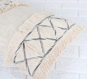 Funda de Cojín Decorativa para Sofá, Tejida a Mano, Texturizada, Estilo Boho, Gris y Marfil, con Borlas - Product Image 2