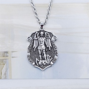 Collar con Colgante de San Miguel Arcángel, Joyería Cristiana de Moda para Hombre - Product Image 6