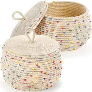 Mignon coloré arc-en-ciel <span class=keywords><strong>pompon</strong></span> Design jouet <span class=keywords><strong>panier</strong></span> de rangement maison stockage à la main rond tissage coton corde <span class=keywords><strong>panier</strong></span> avec couvercle - Product Image 1