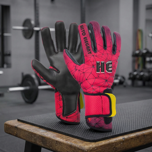 ถุงมือผู้รักษาประตูแบบสั่งทำพิเศษ สีแดงและสีดำ พร้อมยางลาเท็กซ์ Super Grip หนา 4 มม. แบบ Negative Cut - Product Image 4
