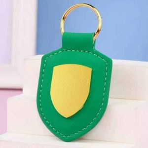 Porte-clés en cuir en forme de bouclier en gros avec logos personnalisables et porte-clés en métal pour cadeaux promotionnels - Product Image 4