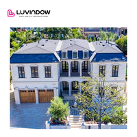 Fenêtre en bois recouvert d'aluminium avec verre certifié NFRC, décorative, découpée et gravée, avec stores à lamelles intégrés pour villa