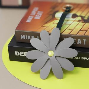 พวงกุญแจดอกเดซี่หนัง PU สวยงามสไตล์วินเทจ ของตกแต่งกระเป๋าถือ - Product Image 2