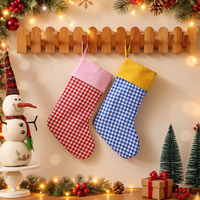Chaussette de Noël personnalisée en toile à carreaux rouges et bleus avec bordure rose et jaune et boucle de suspension pour la décoration de la maison pendant les fêtes