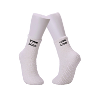 DESIGN GRATUIT & MOCK-UP Chaussette d'intérieur épaissie à demi-peluches, antidérapante, antidérapante, avec logo personnalisé.