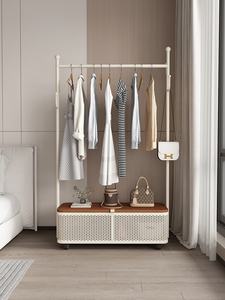 Porte-vêtements <span class=keywords><strong>sur</strong></span> pied de couleur crème moderne avec <span class=keywords><strong>panier</strong></span> de rangement et <span class=keywords><strong>roulettes</strong></span> pour l'organisation des vêtements dans la chambre - Product Image 2