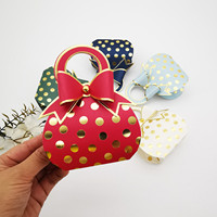 Jolie boîte cadeau en carton doré à pois pour dragées de mariage ou de baby shower