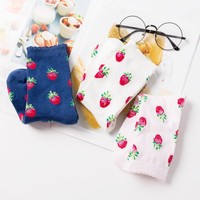 Strawberry Series Belles chaussettes mignonnes douces pour femmes filles Chaussettes en gros en coton peigné mignon