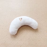 Vente en gros de nouveau lit hypnotique pour chien et chat pour animaux de compagnie coussin de menton chaud en flanelle à motif solide avec oreiller en mousse en peluche