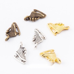 Pendentif en alliage texturé en forme de botte de patinage à lacets et lame, finition argent antique, pour cadeaux d'équipe de patineurs artistiques - Product Image 1