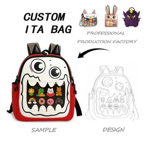 Sac à main gothique personnalisé haut de gamme, style Ita Bag, noir, avec toile d'araignée et rivets crânes, pour un style alternatif - Product Image 3