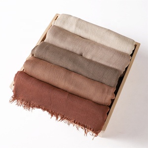 Foulard Hijab Plissé en Rayonne Froissée pour Femme, Châle Uni Doux pour Usage Quotidien - Product Image 1