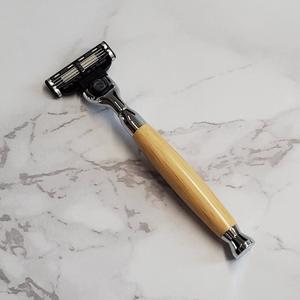 Rasoir manuel élégant à trois lames, manche en bois massif, outil de rasage pour hommes, rasoir pour une coupe de barbe soignée - Product Image 4