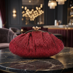 Sac à main de soirée de luxe de haute qualité avec broderie rouge perlée et cadre doré, fait main - Product Image 2