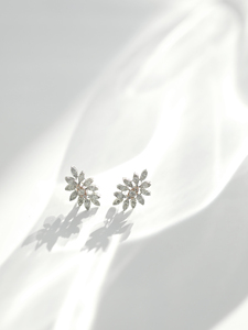 Boucles d'oreilles flocon de neige en or 14 carats avec diamants, vente en gros de bijoux fins, fabricant de bijoux, boucles d'oreilles personnalisées avec design flocon de neige, OEM ODM - Product Image 2