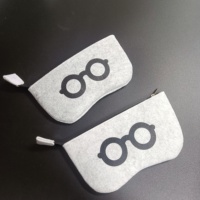 Pochette en feutre doux pour lunettes, vente en gros d'usine, logo personnalisé imprimé, sac de rangement portable pour lunettes de soleil pour hommes et femmes