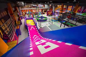 Set de Parque de Trampolines de Franquicia Pokiddo con Colchonetas de Aire, Red de Seguridad y Circuito Ninja Warrior - Experiencia Divertida y Segura en un Parque de Trampolines - Product Image 4