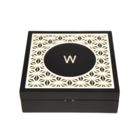 Boîte à chocolats en bois noir mat avec couvercle sculpté ajouré, plateau amovible doublé de velours, logo personnalisé pour l'emballage de cadeaux sucrés du Ramadan et de l'Aïd