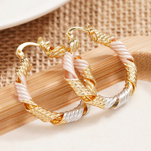 Orecchini a Cerchio Traforati a Tre Tonalità per Donne, Gioielli Eleganti e alla Moda - Product Image 2