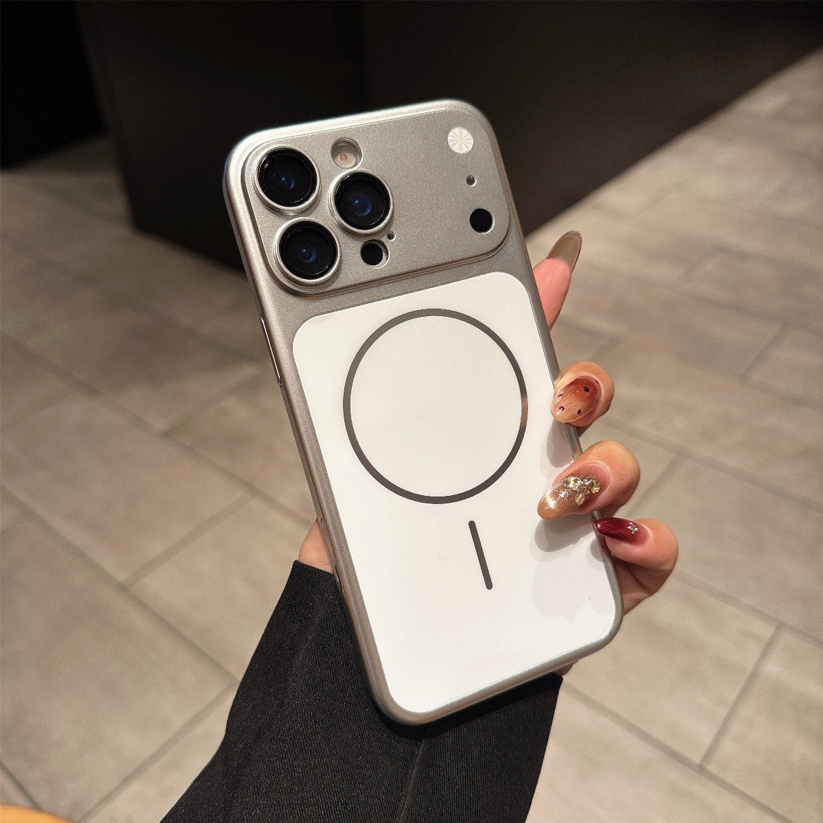 Se transforme instantanément en étui rigide mat magnétique 17silver