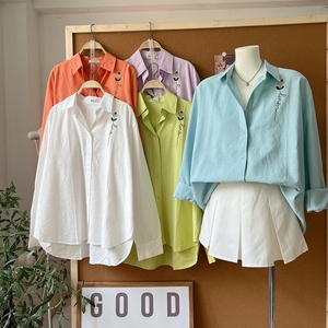 เสื้อเชิ้ตผ้าลินินทรงโอเวอร์ไซส์สำหรับผู้หญิง รุ่น A637 ปักลายดอกไม้สวยงาม ปกคอเสื้อพับได้ แขนยาว สวมใส่สบายๆ สำหรับฤดูใบไม้ผลิและฤดูร้อน ทรงหลวม - Product Image 1