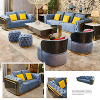 Ensemble de canapés capitonnés en velours bleu brumeux de luxe pour projet hôtelier et villa, table basse en marbre avec finition dorée, mobilier sur mesure complet pour toute la maison