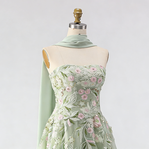 Elegante Abito da Sera Lungo in Tulle Verde Salvia <span class=keywords><strong>con</strong></span> Applicazioni Floreali, Spacco e Collo Senza Spalline per Donna - Product Image 3