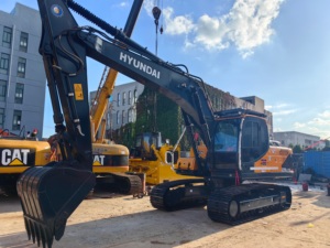Excavatrice Hyundai 220LC d'occasion entièrement contrôlée, machine puissante de taille moyenne pour l'excavation de roches en carrière et l'extraction de matières premières - Product Image 3