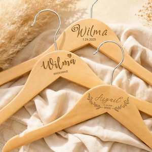 Porte-robe de mariée en bois, gravé sur mesure, cadeau élégant pour la fête nuptiale - Product Image 1