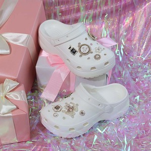 Zuecos Decorados con Flores de Perlas Blancas para Mujer, Sandalias de Verano con Suela de EVA Acolchada y Gruesa, Estilo Slip-On - Product Image 1