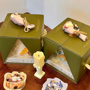 กล่องเค้กหรูหราพร้อมโลโก้สั่งทำพิเศษ ฝาพับเปิดปิดแบบปีกคู่ ตัวกล่องทำจากพลาสติกใส - Product Image 1