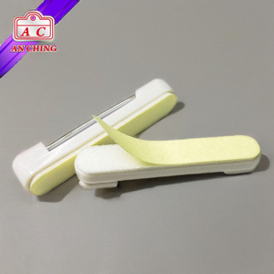 Clip porte-badge en plastique blanc avec épingle de sécurité et ruban adhésif pour badges d'identification - Product Image 3
