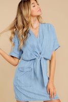 Vente à chaud de vêtements pour femmes en denim moins cher couleur unie mince à manches courtes dames robe en jean décontractée en stock