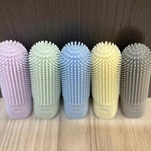 แปรงสีฟันนิ้วมือสำหรับสัตว์เลี้ยงแบบคลาสสิก เป็นมิตรกับสิ่งแวดล้อม ใช้งานสะดวกสบาย ผลิตจากซิลิโคน สำหรับดูแลสุขภาพฟันสุนัขและแมว ช่วยทำความสะอาดฟันและขจัดคราบหินปูน - Product Image 1