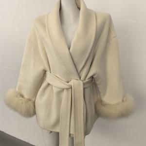 <span class=keywords><strong>Giacca</strong></span> Corta <span class=keywords><strong>da</strong></span> <span class=keywords><strong>Donna</strong></span> Bestseller <span class=keywords><strong>in</strong></span> Misto Cashmere e <span class=keywords><strong>Lana</strong></span>, Modello Trench Double-Face con Polsini <span class=keywords><strong>in</strong></span> Vera Pelliccia di Volpe e Cintura - Product Image 6