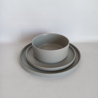 Assiette de service ronde nordique en céramique blanche écologique, faite à la main en porcelaine