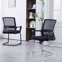 Chaise de bureau moderne avec dossier en maille, assise rembourrée en tissu respirant, accoudoirs fixes, base cantilever chromée, pour usage commercial et domestique