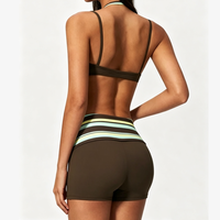 Ensemble short de sport rayé contrastant respirant écologique à séchage rapide pour femme, avec soutien-gorge de yoga dos nu à double couche et col en V à nouer