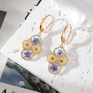 Pendientes Colgantes de Flores Secas Chapados en Oro, Hechos a Mano, con Colgante Irregular, Joyería Floral, Regalo para Mujer - Product Image 4