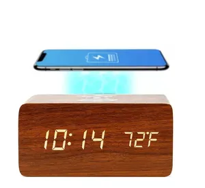 Vendita calda Led controllo vocale in legno tavolo regalo digitale Wecker sveglia senza fili in legno con caricatore Wireless